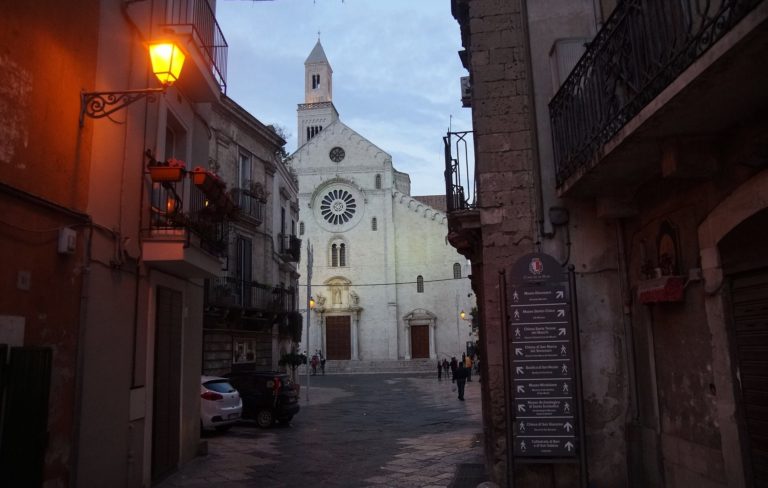 Una stradina di Bari vecchia, con la cattedrale come sfondo
